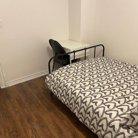 Budget Quad Room With En Suite Bathroom 36B Торонто Екстер'єр фото