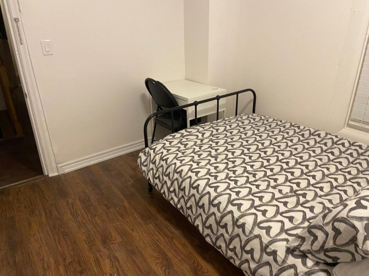 Budget Quad Room With En Suite Bathroom 36B Торонто Екстер'єр фото