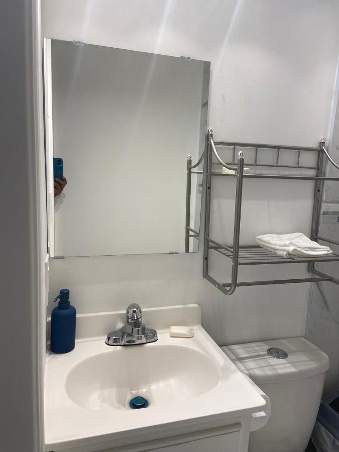 Budget Quad Room With En Suite Bathroom 36B Торонто Екстер'єр фото