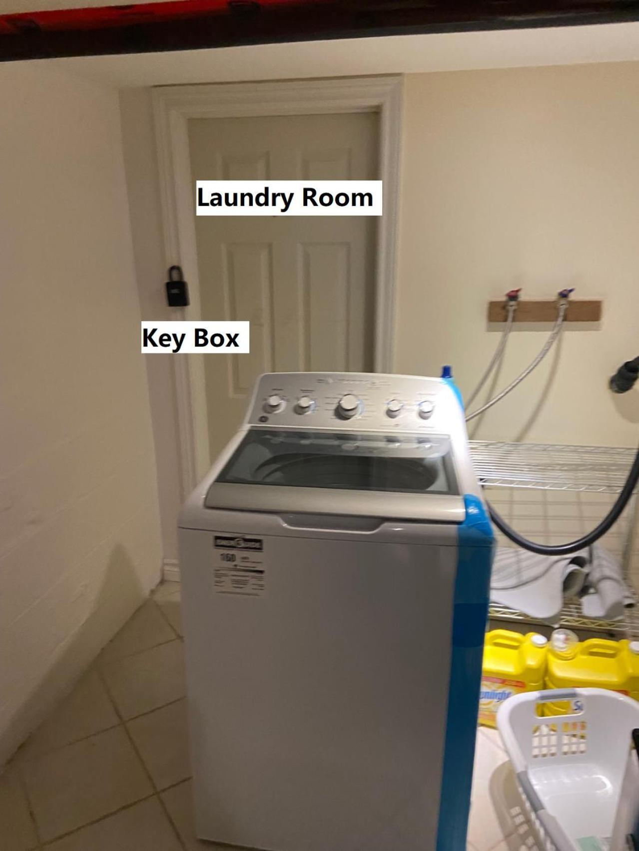 Budget Quad Room With En Suite Bathroom 36B Торонто Екстер'єр фото